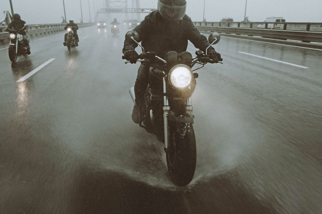 Motorradfahren bei Regen