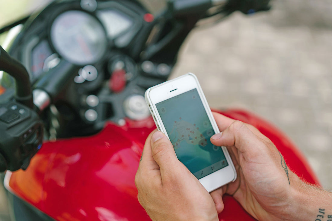 Motorrad Navigation: Navi oder Smartphone?
