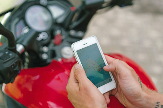 Motorrad Navigation: Navi oder Smartphone?